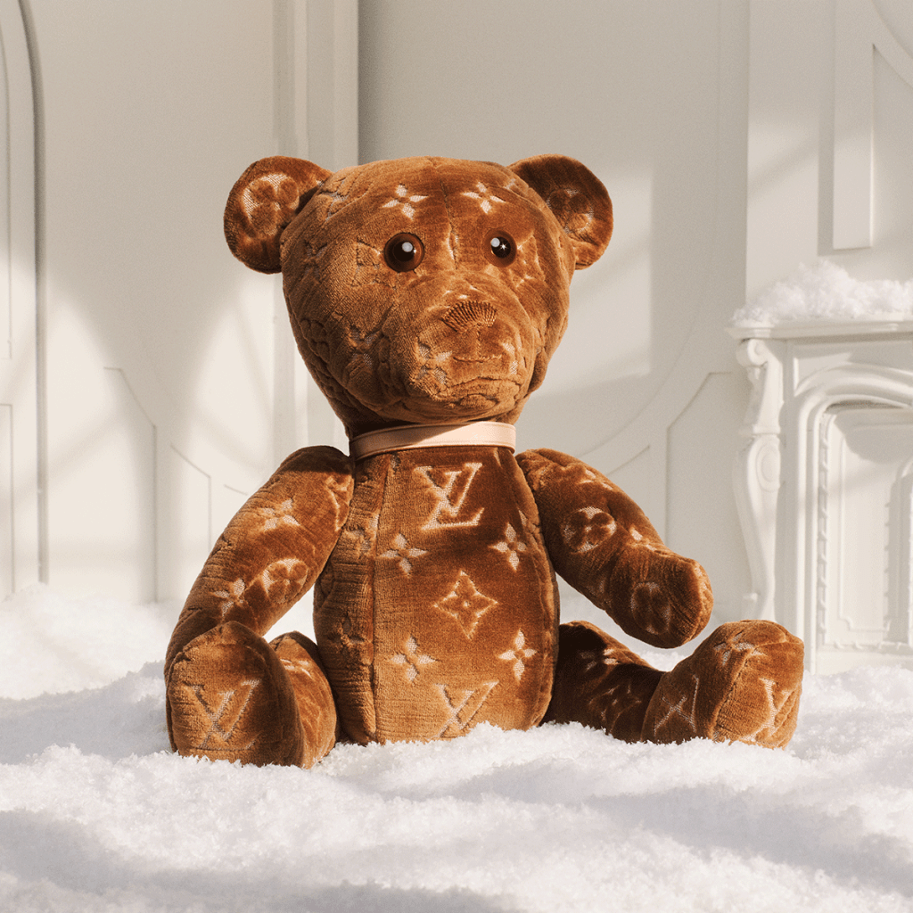 節日系列中的DouDou小熊玩偶/$17,500，以Monogram絲絨面料製造，並綴有天然牛皮項鏈。(Louis Vuitton)
